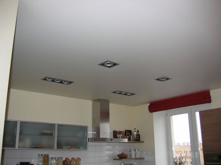 Оштукатуренный потолок на кухне наименее трудозатратный