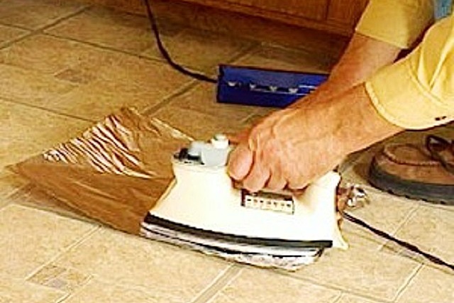 Удалить восковое пятно с линолеума можно «горячим способом» — с помощью утюга и салфетки.