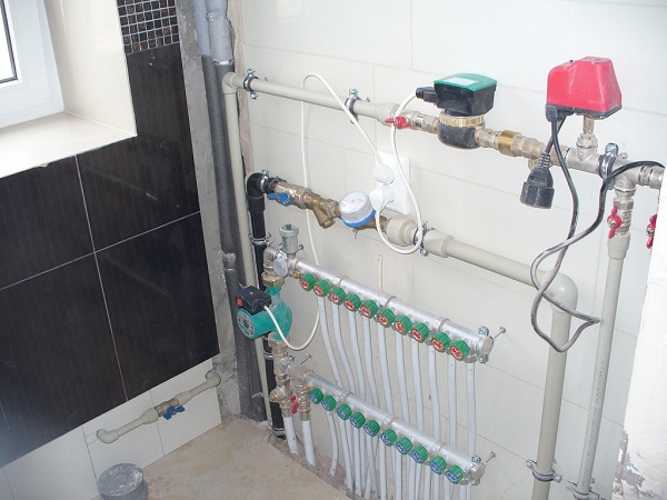Система регулировки водного напора и температуры, закрепленная на стене котельной