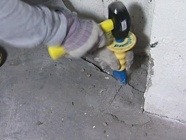 Расширяем трещины в бетонном полу